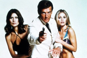 Roger Moore tuvo el privilegio de trabajar en siete películas de Bond, siendo el actor que más veces lo ha interpretado